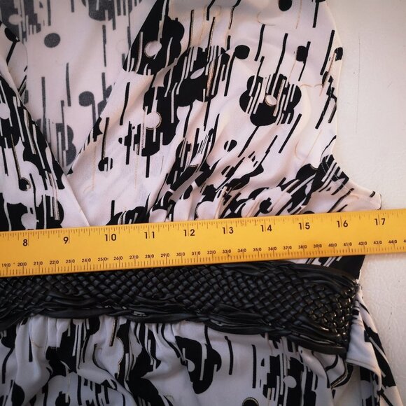 Speechless Ladies Sleeveless Black & White V-neck Top - Picture 7 of 8